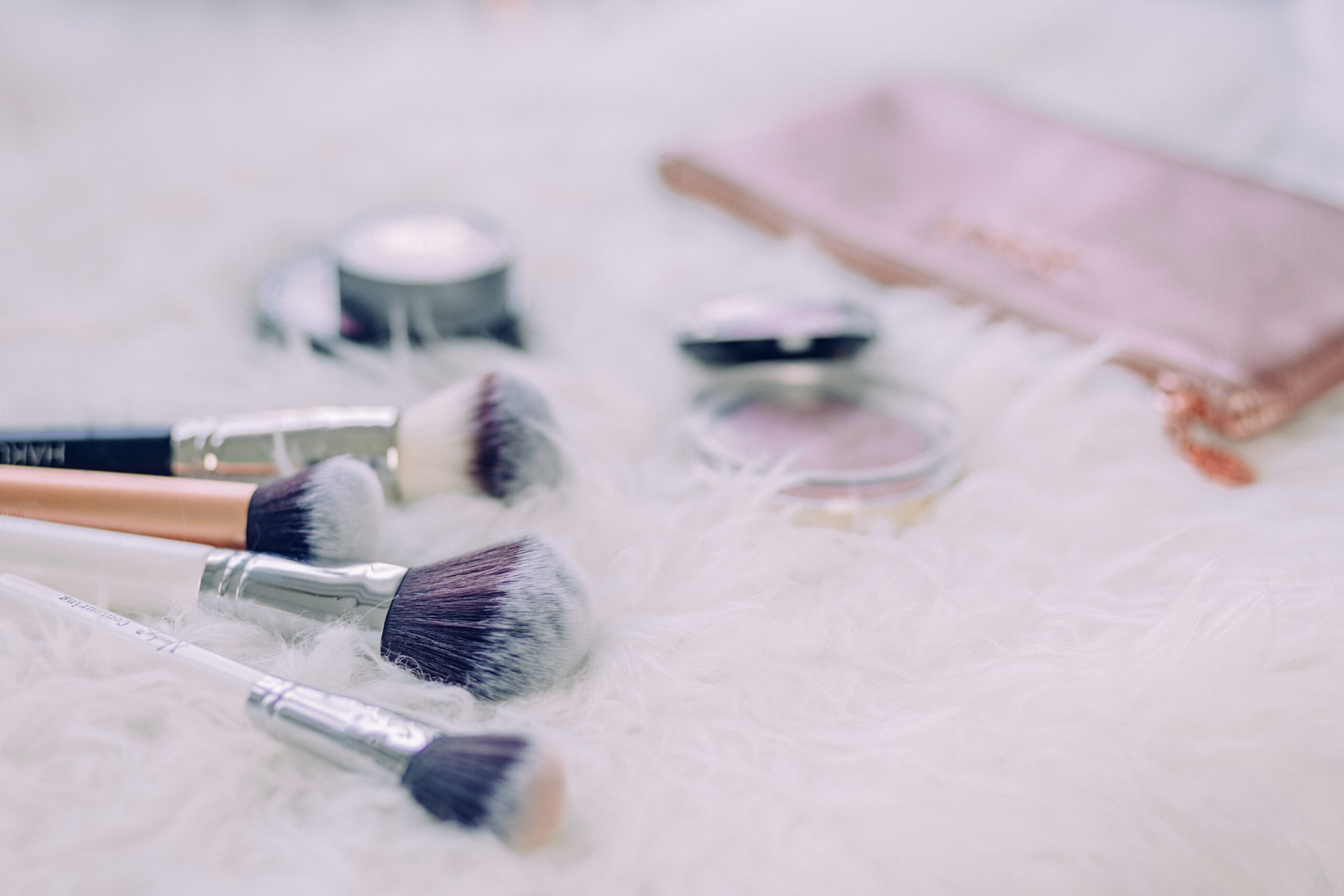 Maquiagem profissional em casa: 15 itens que não podem faltar na